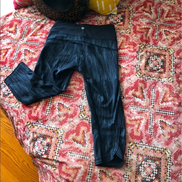 lululemon athletica Pants - Lululemon Cropped Capri Leggings